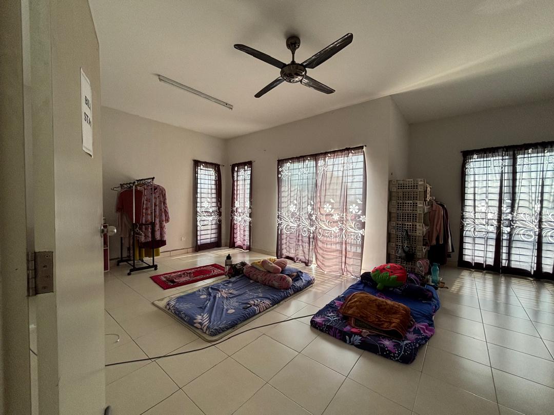 Oleander Corner Lot Double Storey for Sale β Bandar Seri Coalfields master bedroom